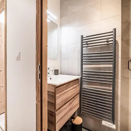Pascal C03: 3 Neuf Pour 6 Personnes Appartement